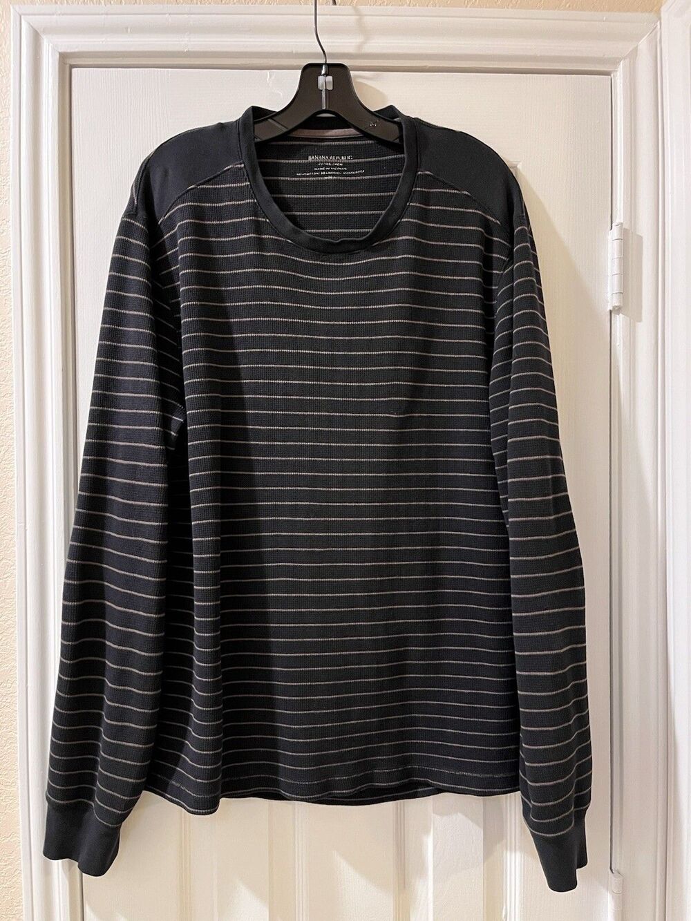 Banana Republic mens Black Striped Long Sleeve Fitted Crew Knit Shirt size Large